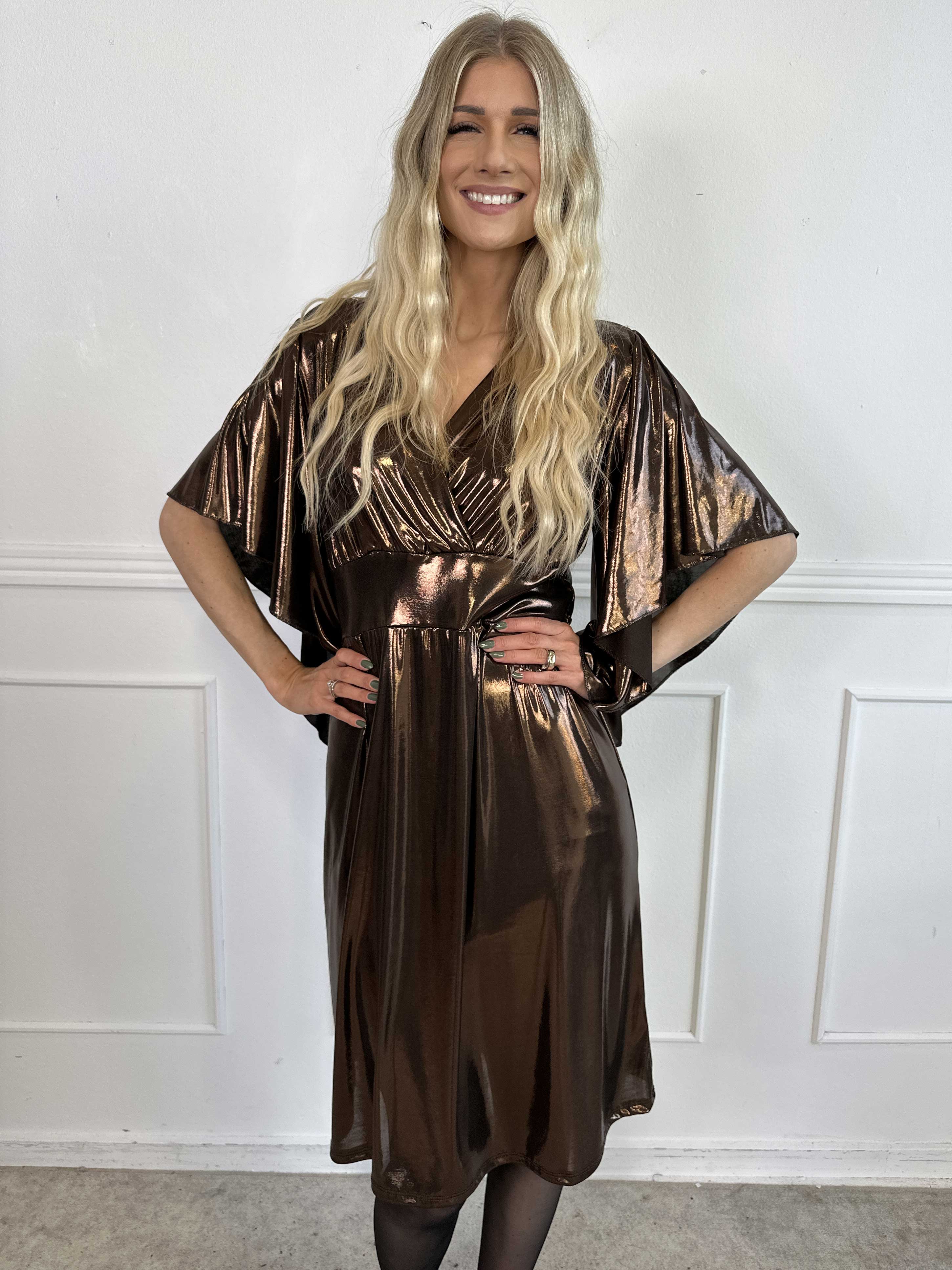 Safi - Elegant klänning i glansigt material med söta ärmar